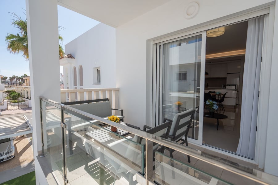 VENTA DE ACTIVO DE INVERSIÓN – 2 Edificios, 16 Apartamentos con LICENCIA VACACIONAL en exclusivo complejo residencial!! – 34
