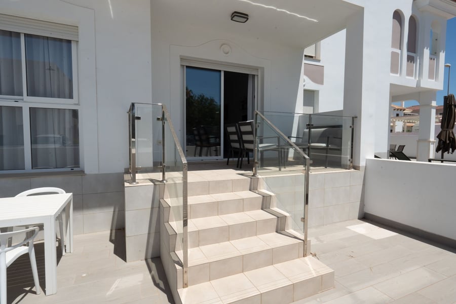 VENTA DE ACTIVO DE INVERSIÓN – 2 Edificios, 16 Apartamentos con LICENCIA VACACIONAL en exclusivo complejo residencial!! – 24