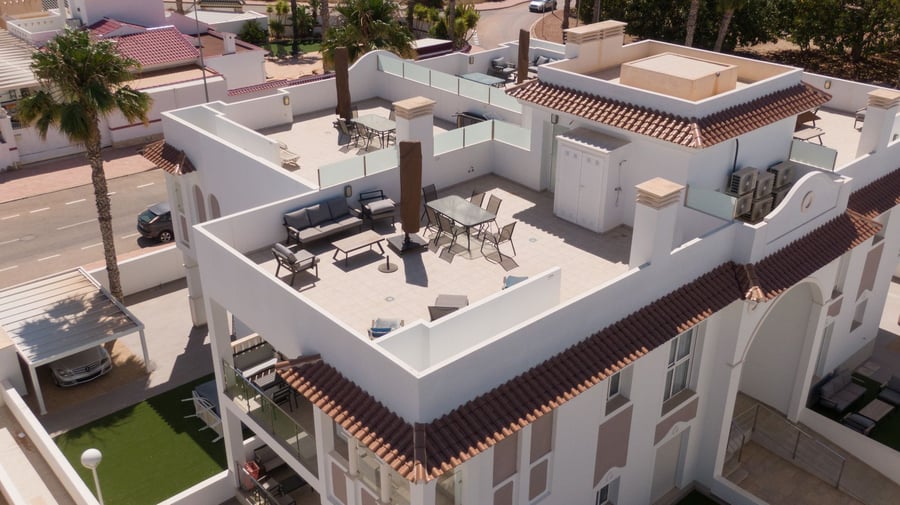 VENTA DE ACTIVO DE INVERSIÓN – 2 Edificios, 16 Apartamentos con LICENCIA VACACIONAL en exclusivo complejo residencial!! – 38