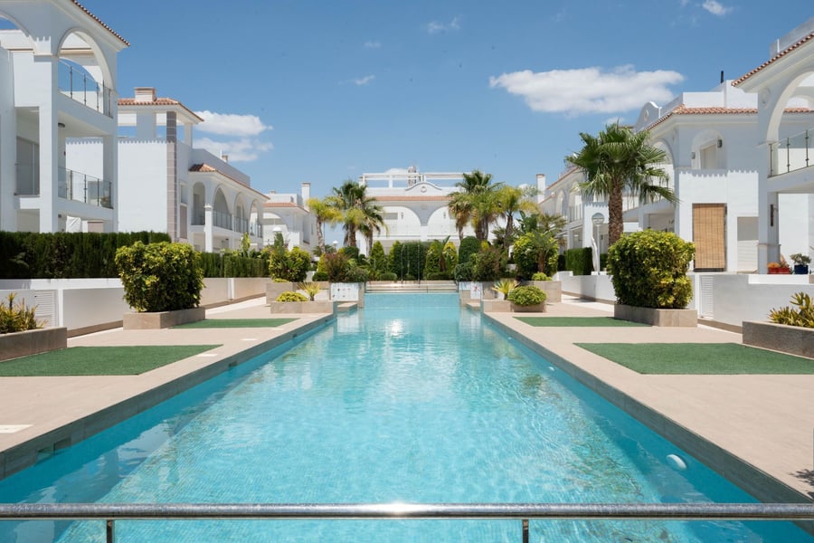 VENTA DE ACTIVO DE INVERSIÓN – 2 Edificios, 16 Apartamentos con LICENCIA VACACIONAL en exclusivo complejo residencial!! – 6