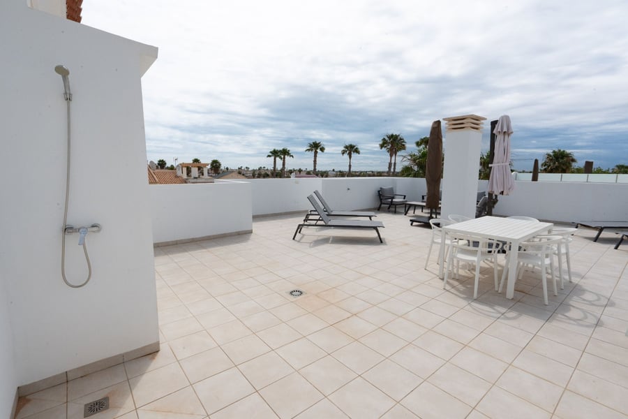 VENTA DE ACTIVO DE INVERSIÓN – 2 Edificios, 16 Apartamentos con LICENCIA VACACIONAL en exclusivo complejo residencial!! – 71
