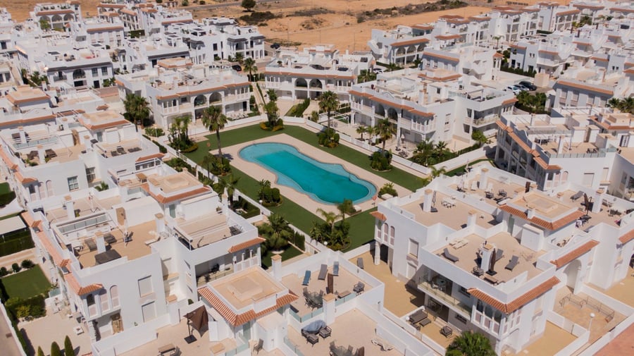 VENTA DE ACTIVO DE INVERSIÓN – 2 Edificios, 16 Apartamentos con LICENCIA VACACIONAL en exclusivo complejo residencial!! – 1