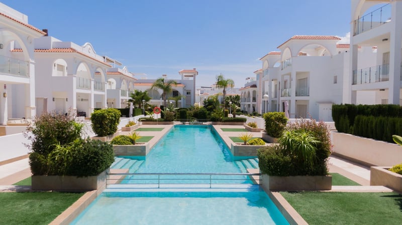 VENTA DE ACTIVO DE INVERSIÓN – 2 Edificios, 16 Apartamentos con LICENCIA VACACIONAL en exclusivo complejo residencial!! – 5