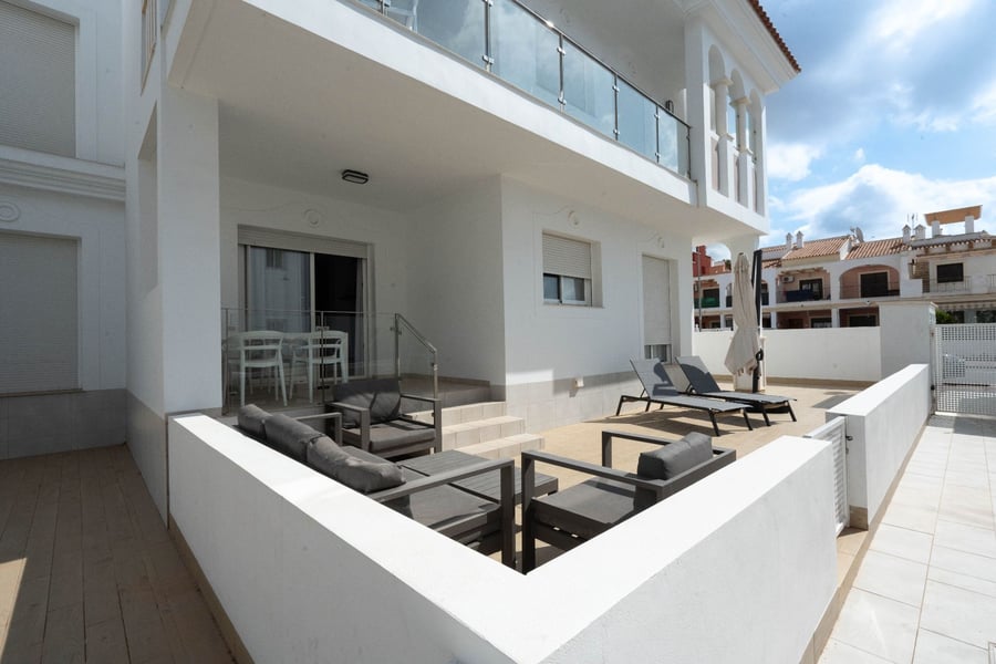 VENTA DE ACTIVO DE INVERSIÓN – 2 Edificios, 16 Apartamentos con LICENCIA VACACIONAL en exclusivo complejo residencial!! – 57