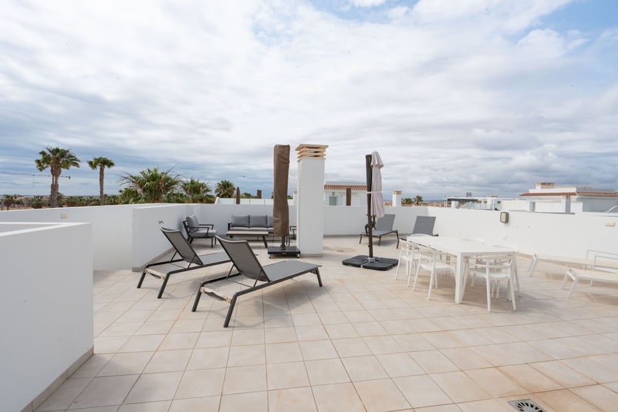 VENTA DE ACTIVO DE INVERSIÓN – 2 Edificios, 16 Apartamentos con LICENCIA VACACIONAL en exclusivo complejo residencial!! – 70