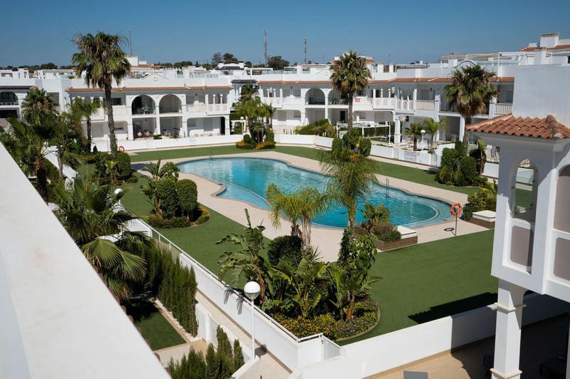 VENTA DE ACTIVO DE INVERSIÓN – 2 Edificios, 16 Apartamentos con LICENCIA VACACIONAL en exclusivo complejo residencial!! – 2