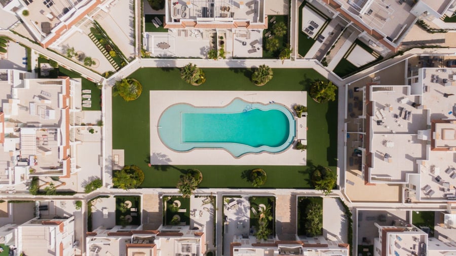 VENTA DE ACTIVO DE INVERSIÓN – 2 Edificios, 16 Apartamentos con LICENCIA VACACIONAL en exclusivo complejo residencial!! – 7