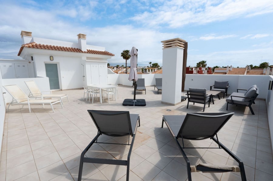 VENTA DE ACTIVO DE INVERSIÓN – 2 Edificios, 16 Apartamentos con LICENCIA VACACIONAL en exclusivo complejo residencial!! – 73