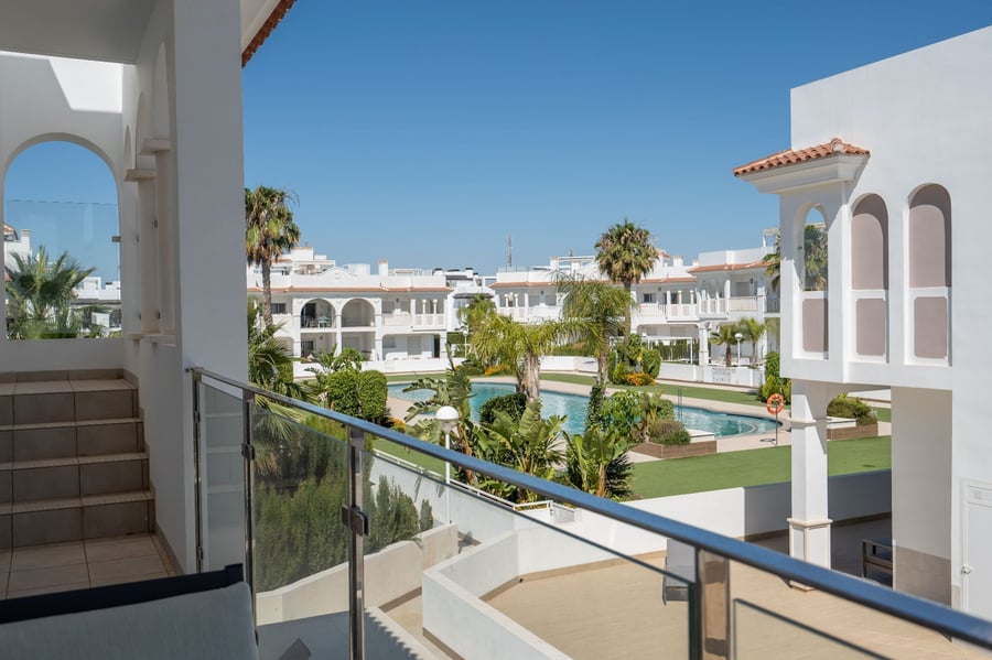 VENTA DE ACTIVO DE INVERSIÓN – 2 Edificios, 16 Apartamentos con LICENCIA VACACIONAL en exclusivo complejo residencial!! – 3