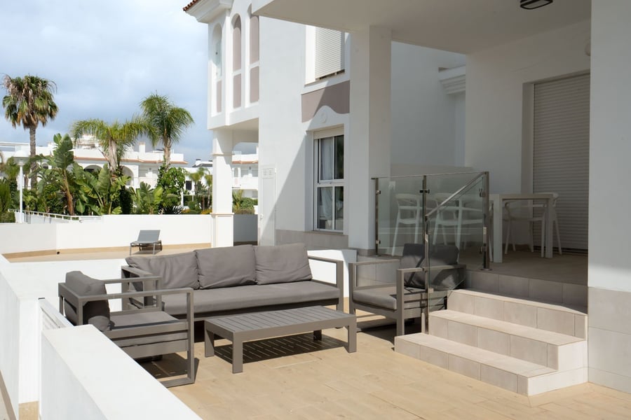 VENTA DE ACTIVO DE INVERSIÓN – 2 Edificios, 16 Apartamentos con LICENCIA VACACIONAL en exclusivo complejo residencial!! – 55
