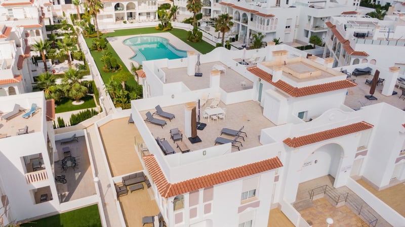 VENTA DE ACTIVO DE INVERSIÓN – 2 Edificios, 16 Apartamentos con LICENCIA VACACIONAL en exclusivo complejo residencial!! – 4