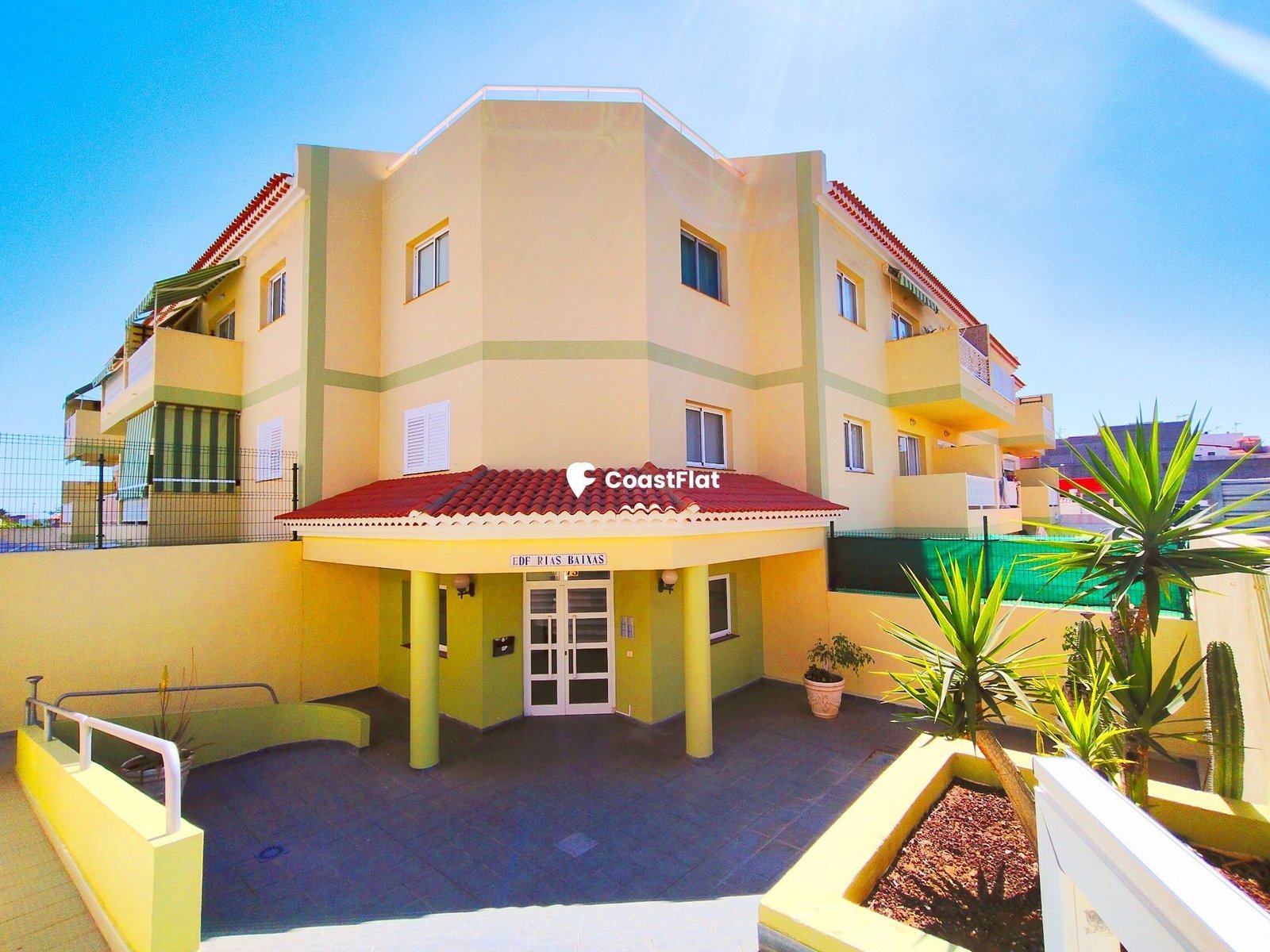 A bright flat with a terrace and swimming pool in Costa del Silencio. – 1